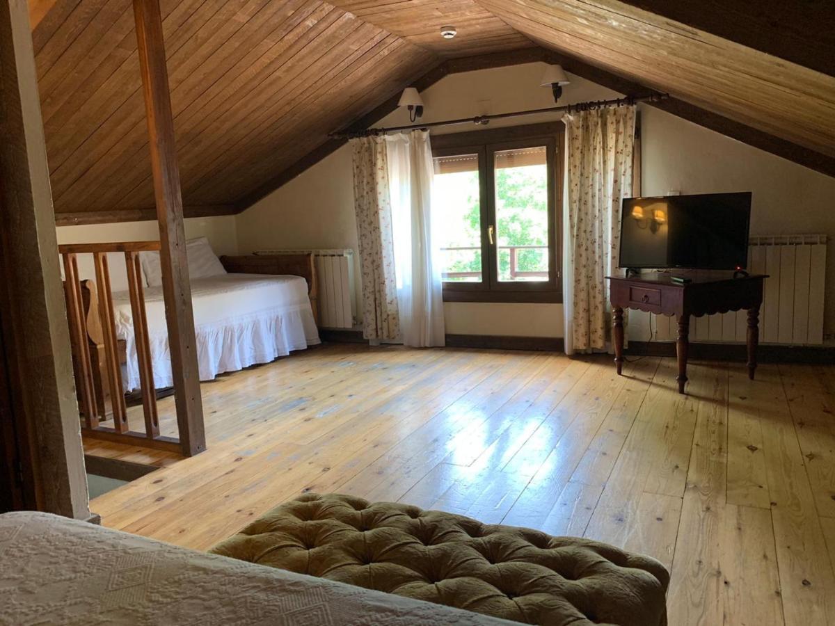 Hotel Charle Jaca Extérieur photo