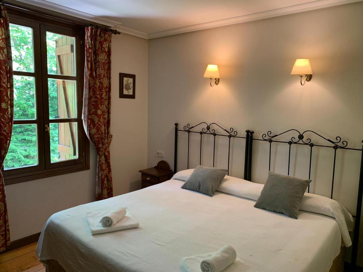 Hotel Charle Jaca Extérieur photo