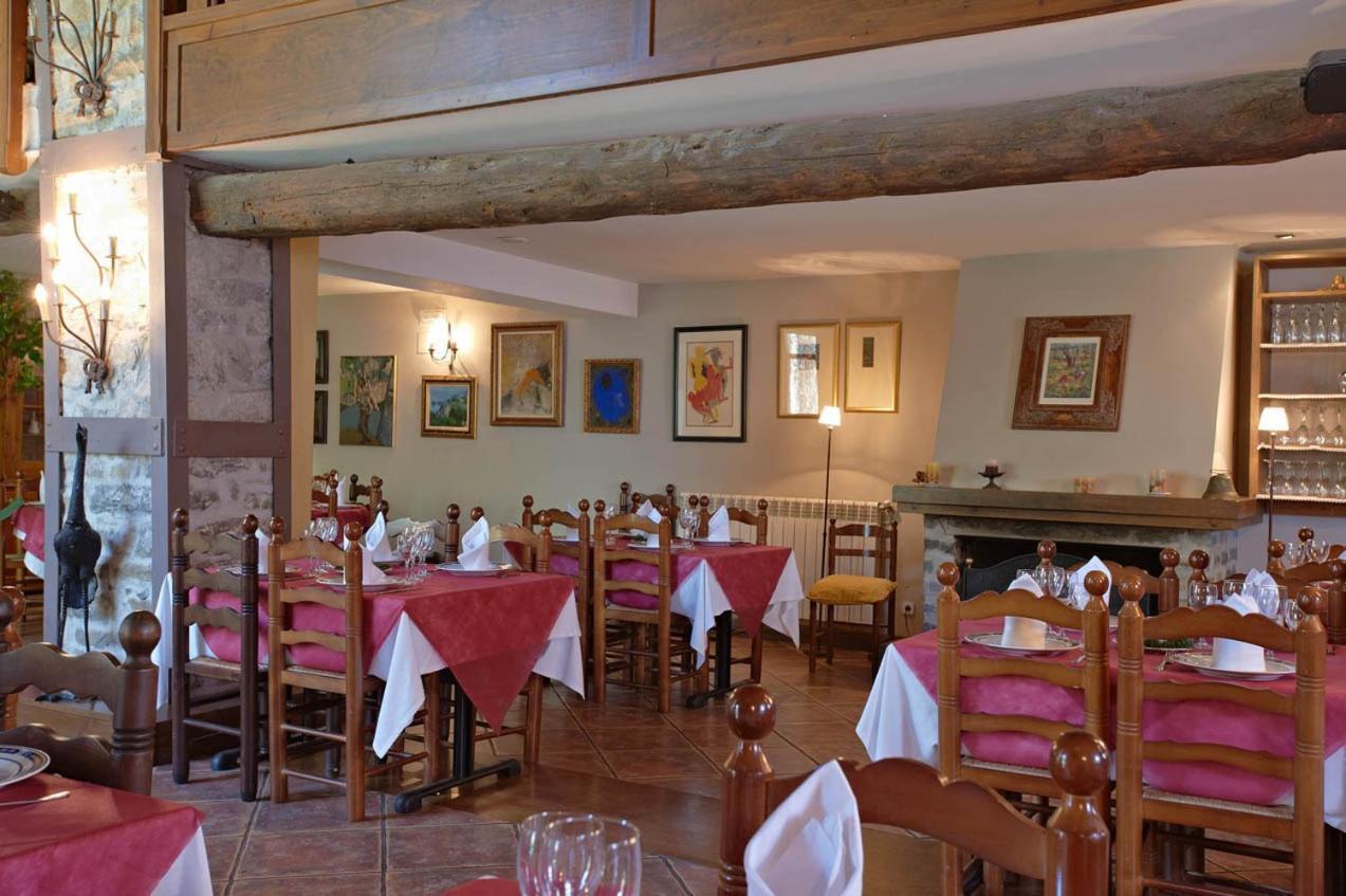 Hotel Charle Jaca Extérieur photo