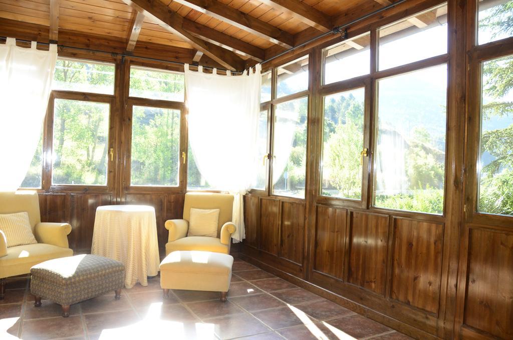 Hotel Charle Jaca Extérieur photo