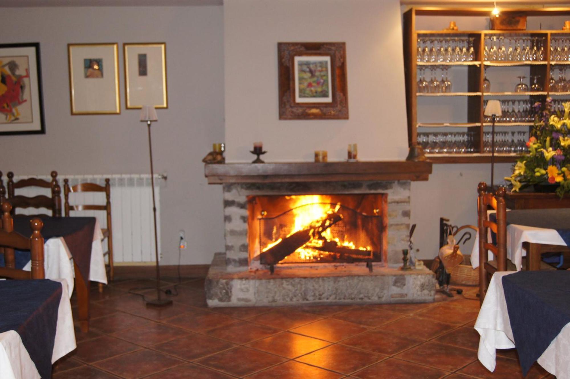 Hotel Charle Jaca Extérieur photo