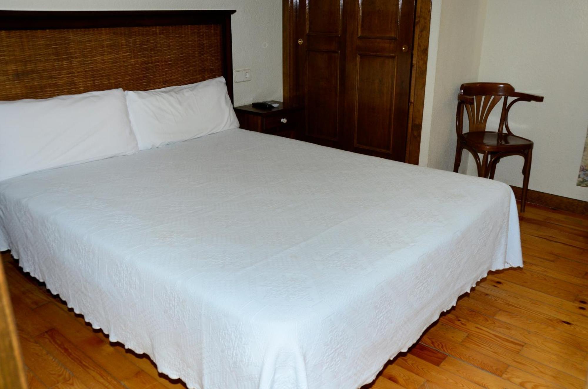 Hotel Charle Jaca Chambre photo